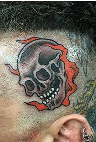 модел череп на татуировката на главата