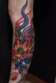 patrón de tatuaje de loto y serpiente de color de pierna
