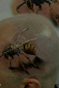 mehe pea realistlikul Bee tätoveeringul töötab