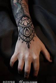 Arm Point Stinging Brahma Enfarget tatoveringsmønster