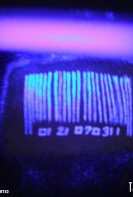 modello di tatuaggio fluorescente sopra il codice a barre
