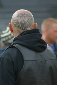 црни узорак тотем тетоважа на глави