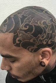 personības totēma tetovējums, kas aptver pusi no galvas