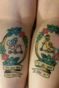 lányok lába festett friss virágot és kiskutya tetoválás képeket