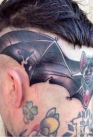 un patrón de tatuaje de murciélago de la escuela