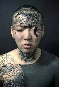 personalisierter Herrenkörper und Kopf des alternativen Tattoo-Bildes