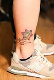 Kreativna grafička tetovaža nogu