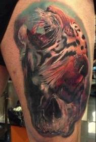 красива акварелна тигрова татуировка на главата на бедрото