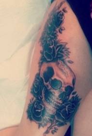 female sexy thigh black rose flower and skullHead tattoo