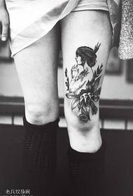 modèle unique de tatouage de jambe beauté noir et blanc