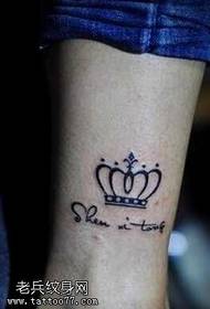 motif de tatouage de couronne de jambe fraîche