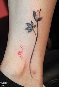 modello di tatuaggio fiore gamba