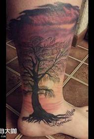 patrón de tatuaje de árbol de pierna