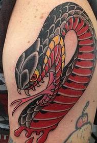 prekrasan uzorak tetovaže ruža i zmija na bedru