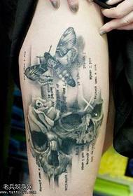 Узорак тетоваже лобање лептира ногу