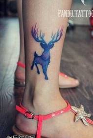 Модел на татуировка на сини елени на краката