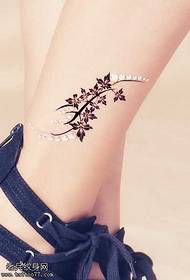 modèle de tatouage jambe feuille d'érable