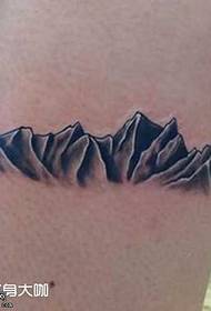 Modèle de tatouage de montagne noire de jambe