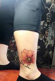 Английска татуировка на букви на крака и цветя