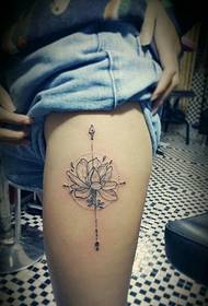 enkel linje lotus tatuering mönster på låret