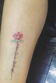 mały świeży i elegancki wzór tatuażu z kwiatkiem angielskim na łydce