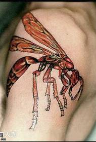 Mokhoa oa tattoo oa leg Hornet