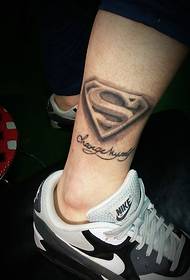 paprastas angliškas ir geometrinis raštas kartu su kojų tatuiruote
