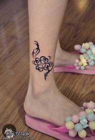 motif de tatouage totem jambe frais et simple