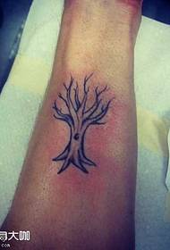 Patrón de tatuaje de árbol de pierna
