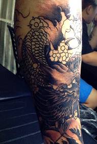 крещящ стар традиционен зъл модел на татуировка на дракон