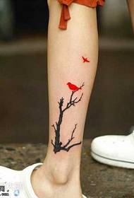 patrón de tatuaxe con tótem árbore de pernas