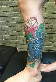 noga tatuaż wzór kwiatowy młodzieńcza witalność