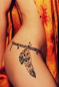 vackra tatueringar i olika stilar på kvinnliga lår