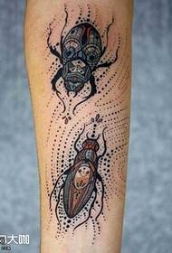 腿部昆虫纹身图案