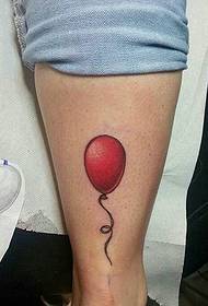 ένα κόκκινο τατουάζ μπαλόνι μοτίβο που φέρουν στον αέρα