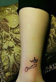 Krunski i engleski kombinirani uzorak tetovaže nogu