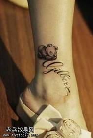 Piciorul modelului de tatuaj englez Winnie the Pooh