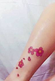 këmbët Goddess tatuazh i bukur tatuazh i vogël me petale të vogla