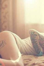 Model de tatuaj englezesc cu flori de picior