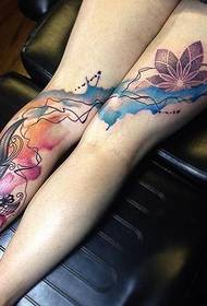 женский Красивый акварельный рисунок тату на ноге