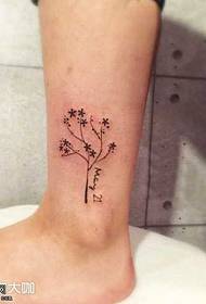 Motif de tatouage de totem d'arbre de jambe