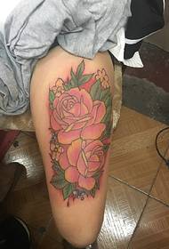 augšstilba krāsas ziedu tetovējuma raksts ir diezgan pievilcīgs