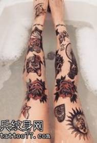 Mode av ett par stora ben tatuering mönster