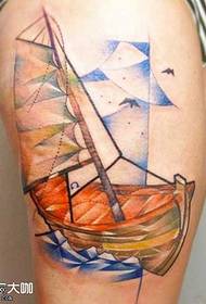 Patrón de tatuaje de barco de pierna