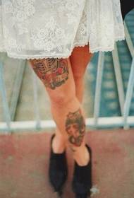 Čiste djevojke noge Slatka portretna tetovaža slike