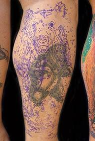 Теленок накрыть оригинальную татуировку с изображением медведя более красивым цветом медведя