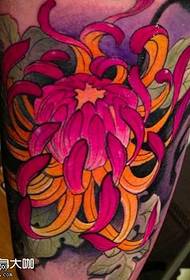 perna patrón de tatuaxe de crisantemo vermello