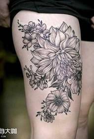 Padrão de tatuagem de flor preto e branco
