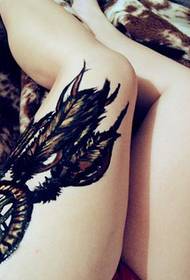 patrón de tatuaje glamoroso blanco y negro de las piernas de las señoras