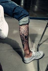 crno-bijeli uzorak totem tetovaže na teletu je vrlo osobnost